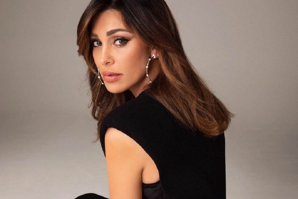 Belen Rodriguez, lo scatto in intimo è sexy: nemmeno la mimesi in giardino oscura la sua