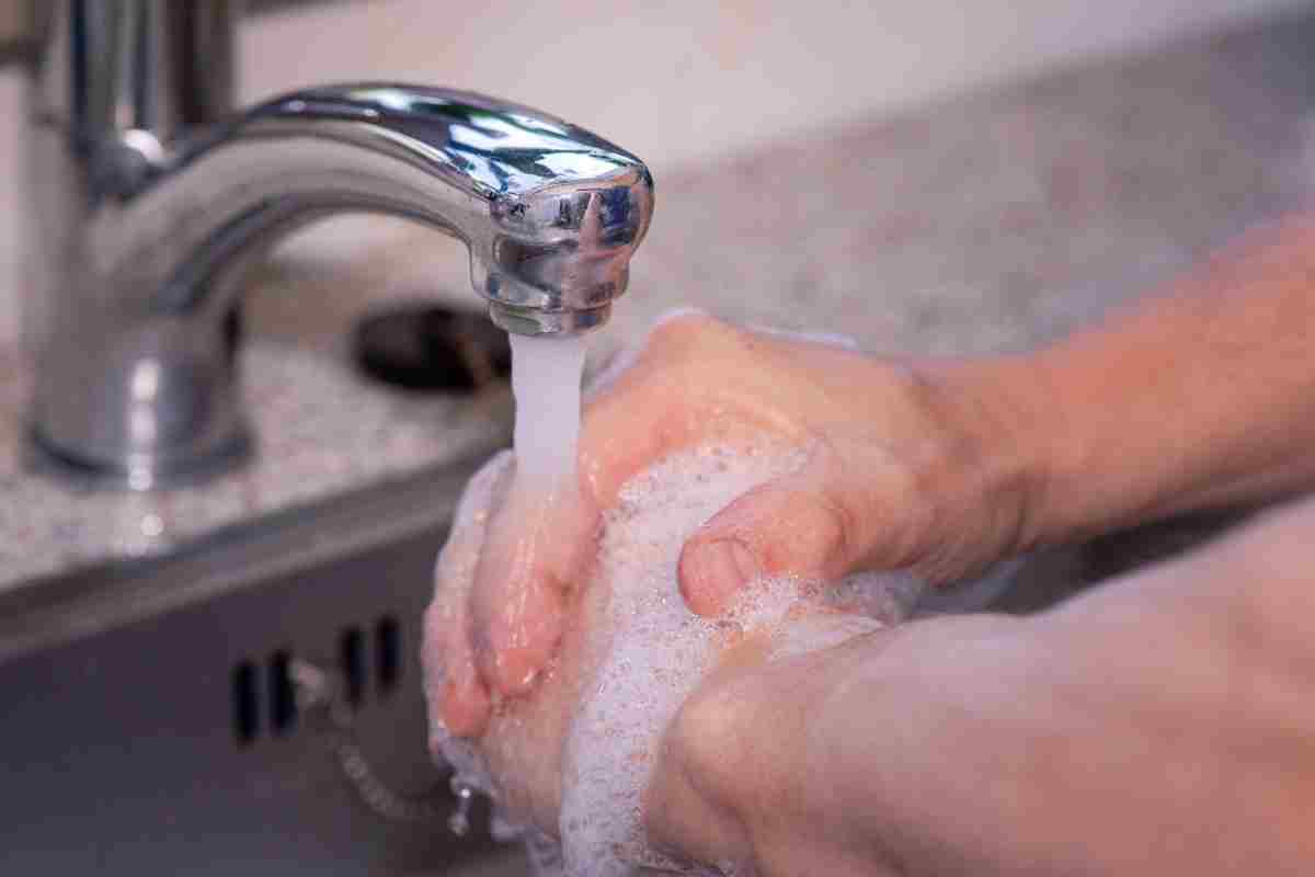 Lavarsi le mani compulsivamente potrebbe essere un sintomo di DOC