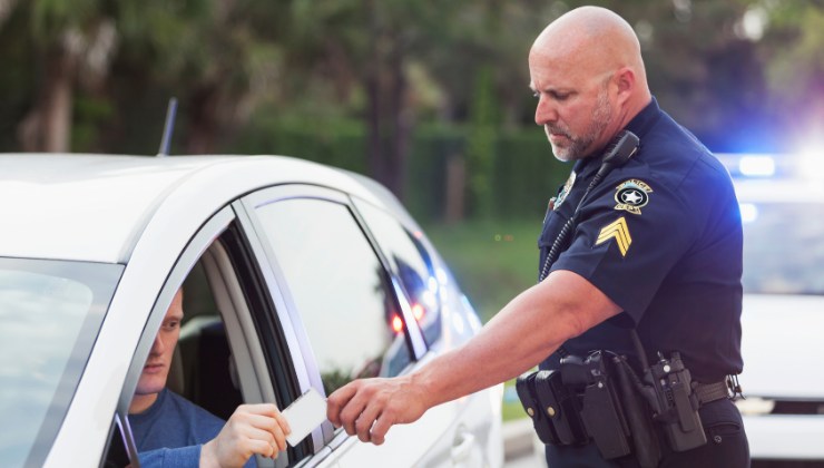 Poliziotto fa una multa