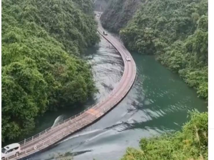 Autostrada galleggiante in Cina