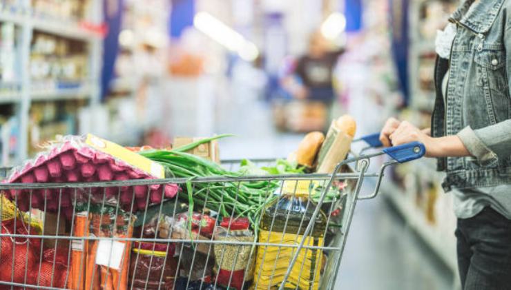 Si può prendere un carrello del supermercato e allontanarsi?