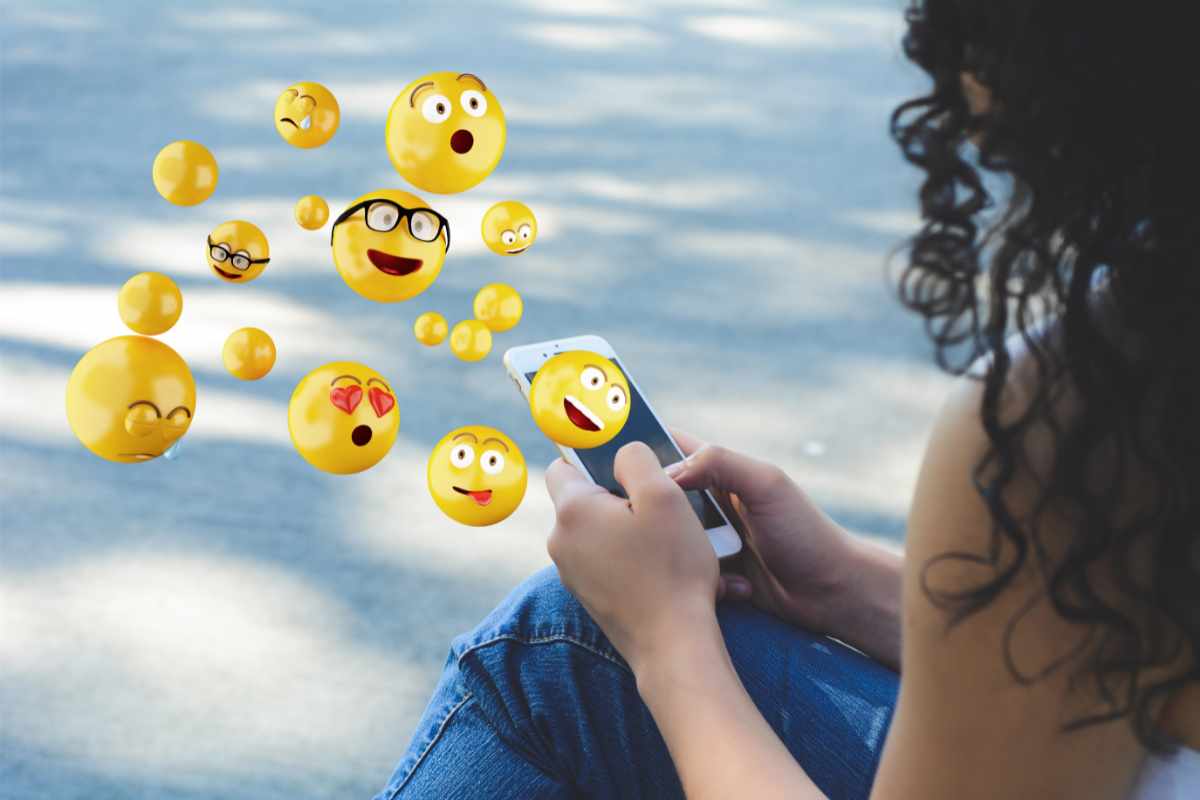 Donna manda diverse emoji