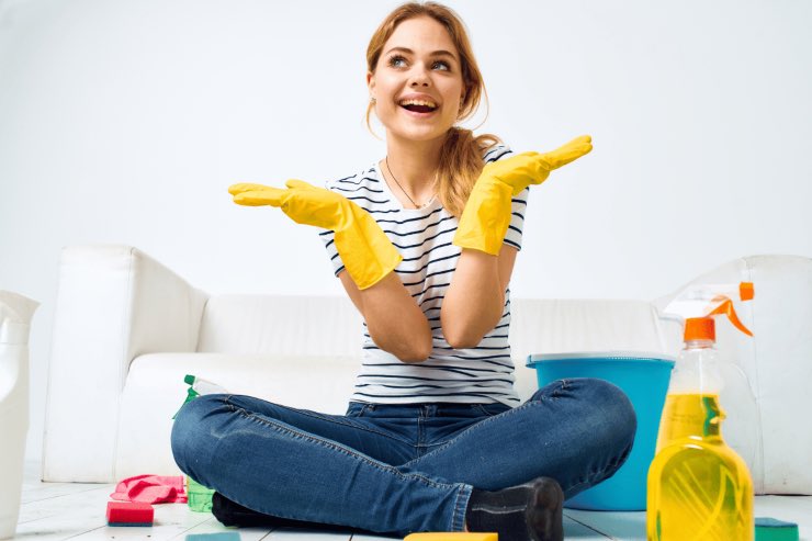 Pulizie in casa, ecco come pulire le maniglie delle ante dei mobili in modo natura e veloce