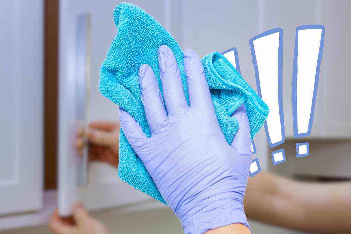 Come pulire le maniglie delle ante dei mobili: via grasso e sporco con questi metodi