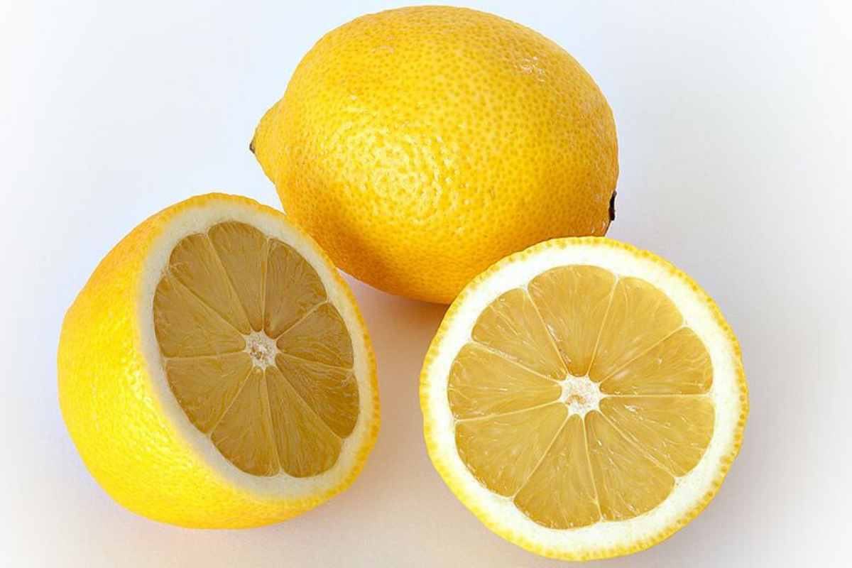 il limone può essere utilizzato per risolvere tanti problemi casalinghi: ecco quali