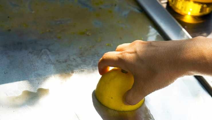 ecco come rimuovere le macchie di ruggine e lo sporco accumulato sui taglieri: grazie al limone!
