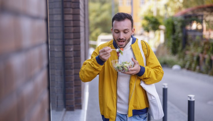 mangiare di fretta e senza masticare: possibili conseguenze