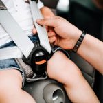 Bimbo in auto