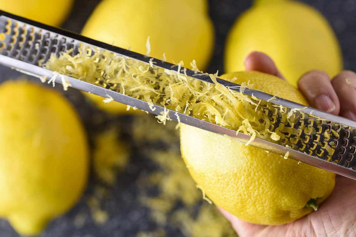 Buccia di limone grattata