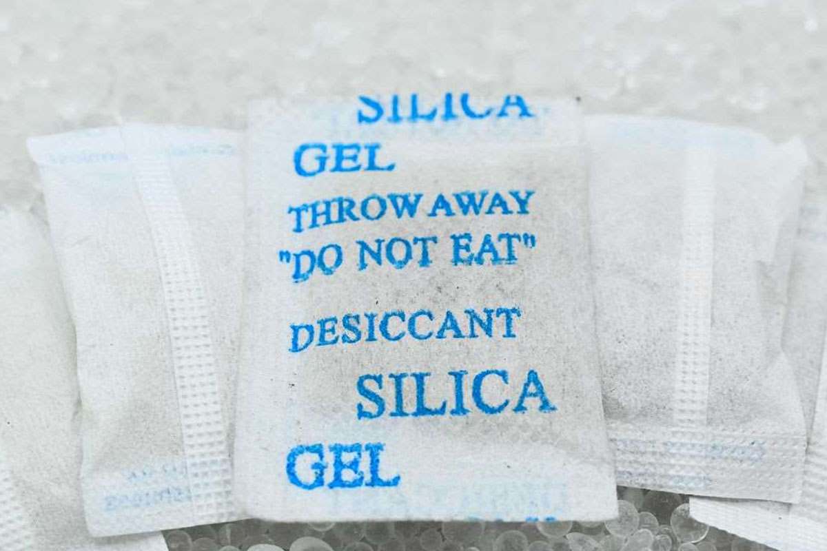 Non buttare le bustine di gel di silice, sono utilissime. Ecco come  riciclarle - La furia umana