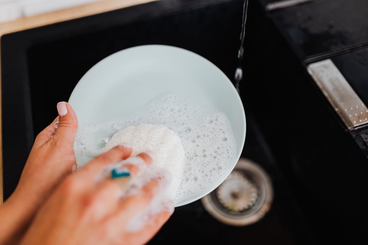Lavare i piatti a mano