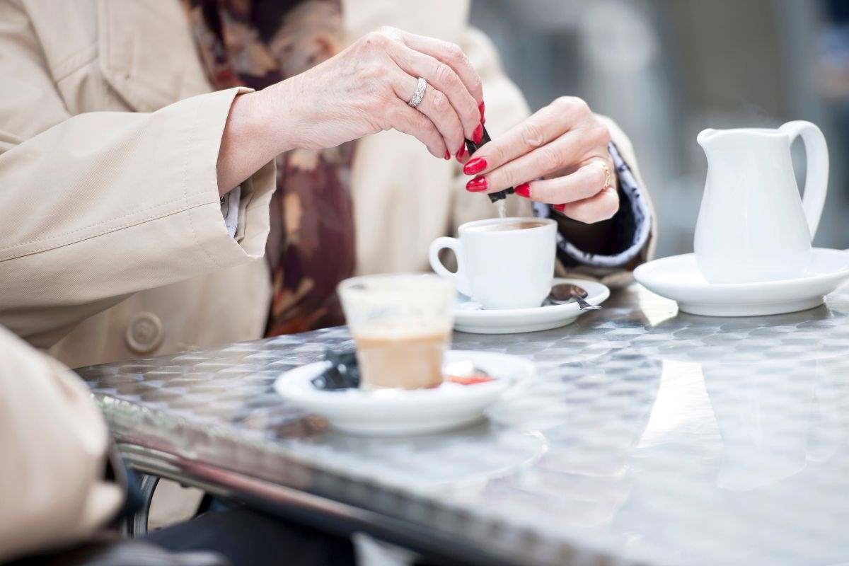 zuccherare il caffè